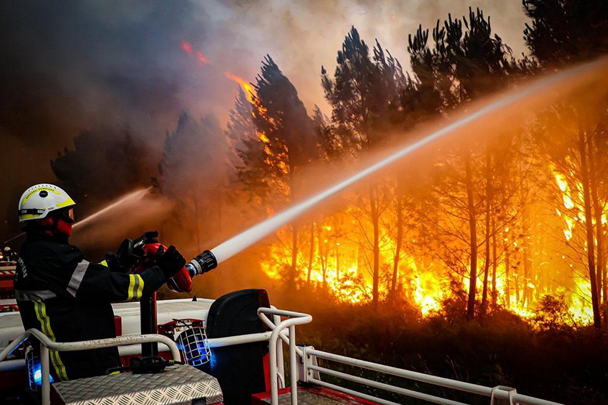 Meža ugunsgrēku dzēšana Francijā