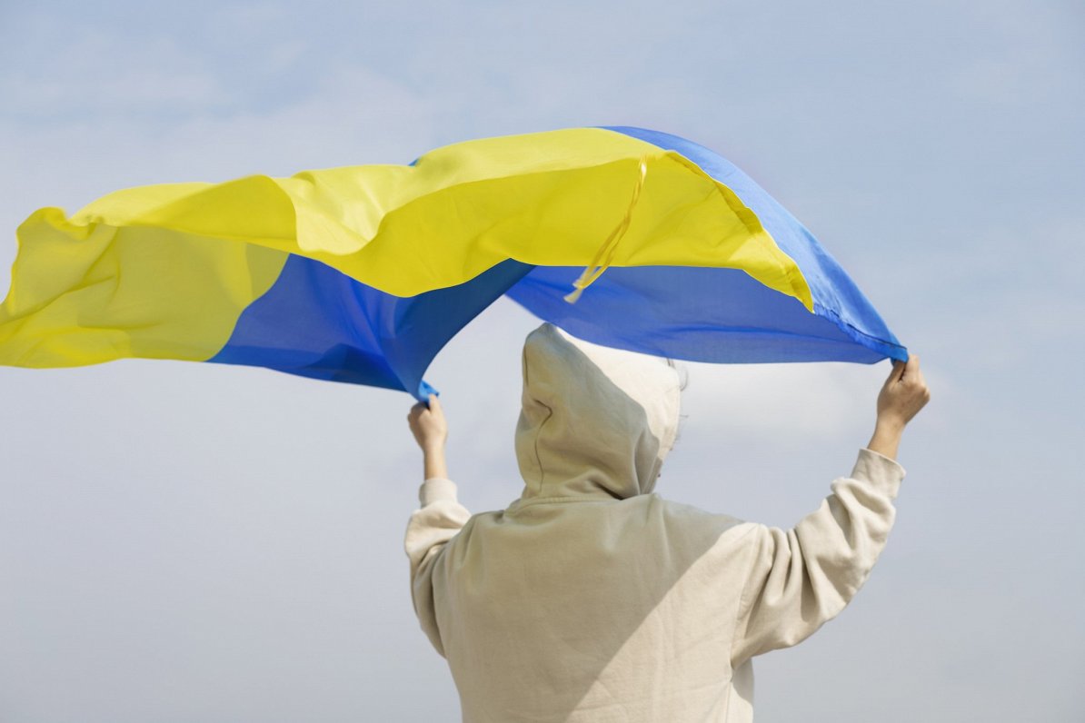 Cilvēks ar Ukrainas karogu. Attēls ilustratīvs.
