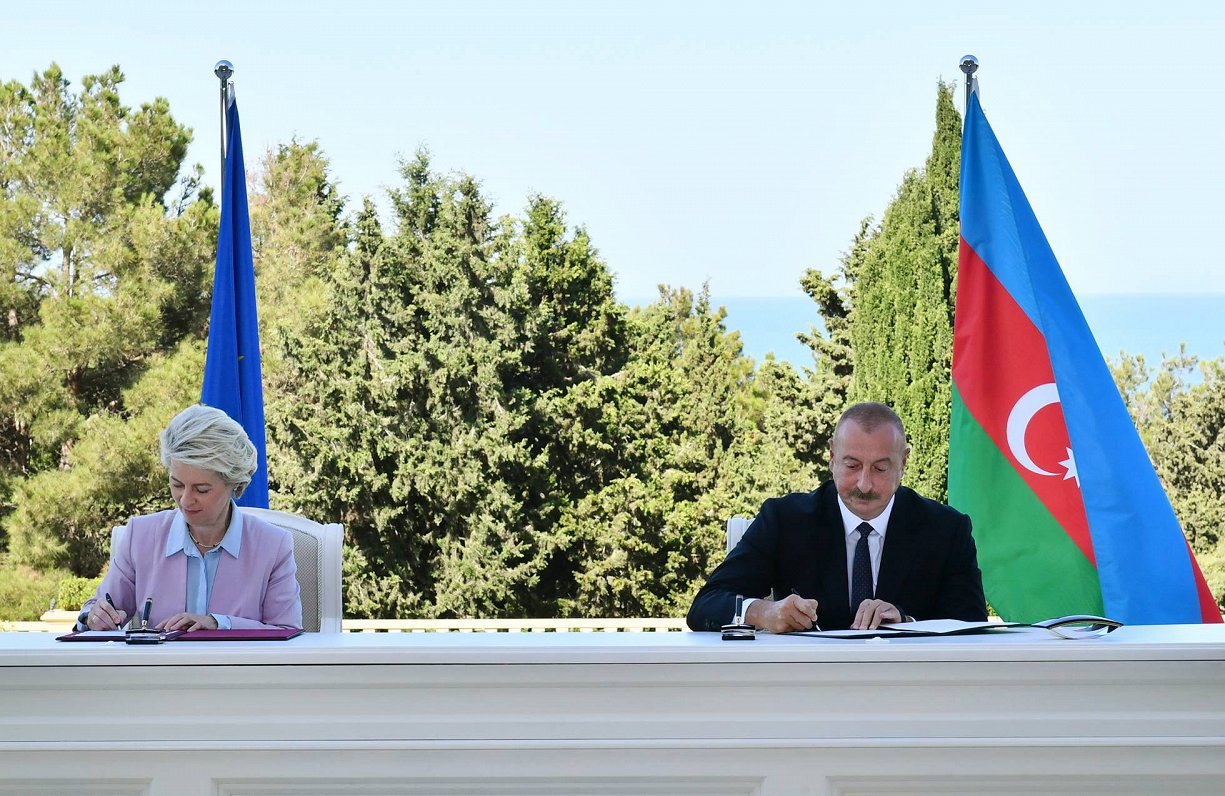 Eiropas Komisijas prezidente Urzula fon der Leiena un Azerbaidžānas prezidents Ilhams Alijevs paraks...