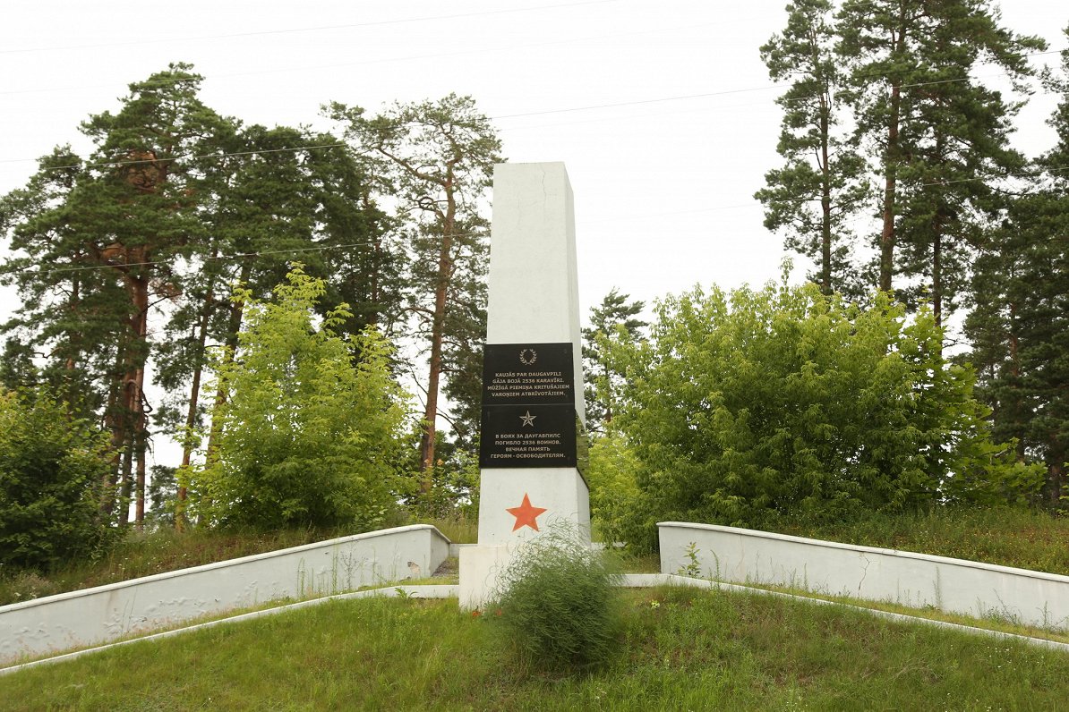 Один из советских памятников в Даугавпилсе