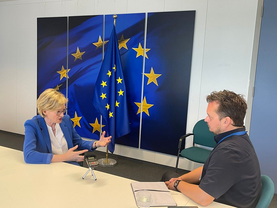 Intervija ar EK komisāri Maireadu Makginesu