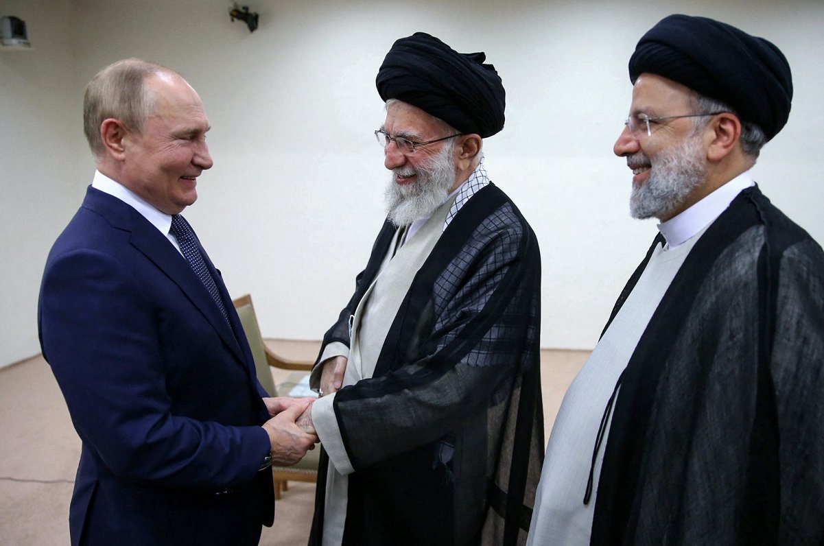 Krievijas prezidents Vladimirs Putins vizītē Teherānā tiekas ar Irānas prezidentu Ibrahimu Raisi (no...