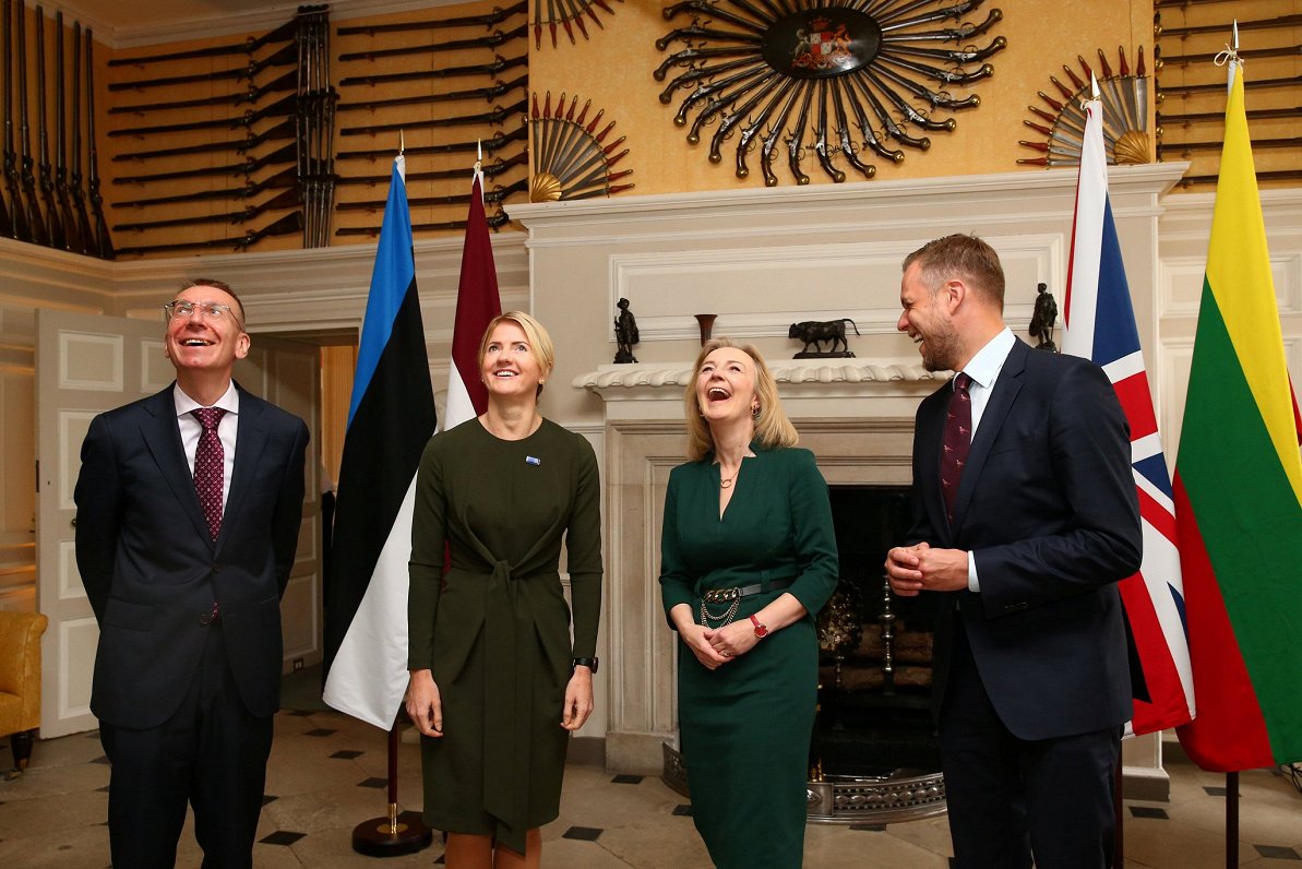 Lielbritānijas ārlietu ministre Liza Trasa (otrā no labās) tikšanās laikā ar saviem Baltijas valstu...