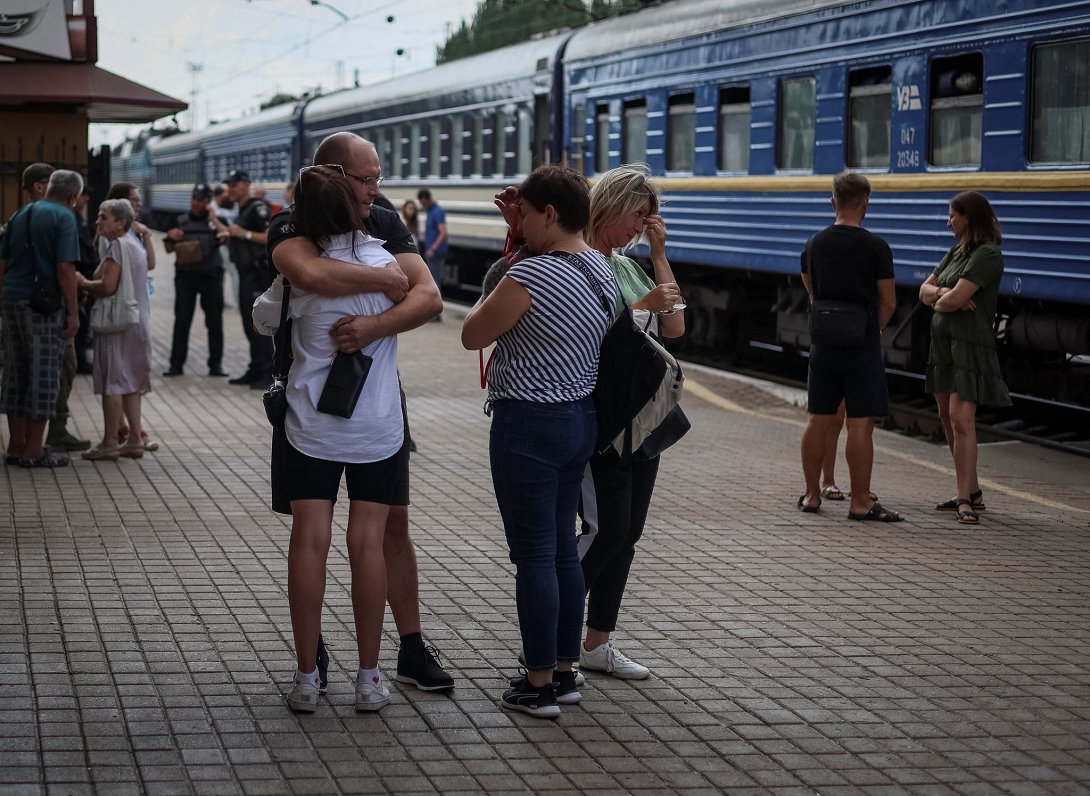 Pokrovskas stacijā iedzīvotāji atvadās no tuviniekiem, pirms sēsties evakuācijas vilcienā. Taču daud...