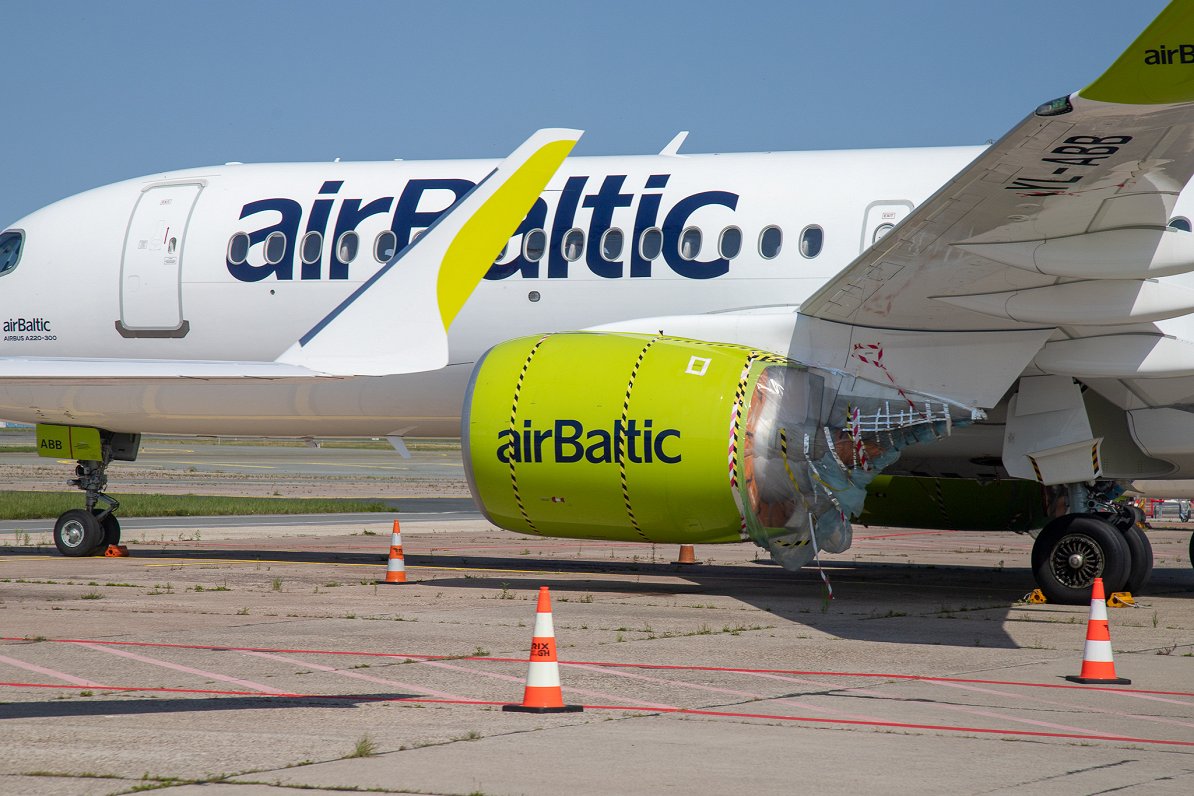 &quot;airBaltic&quot; lidmašīna bez dzinēja starptautiskajā lidostā &quot;Rīga&quot;