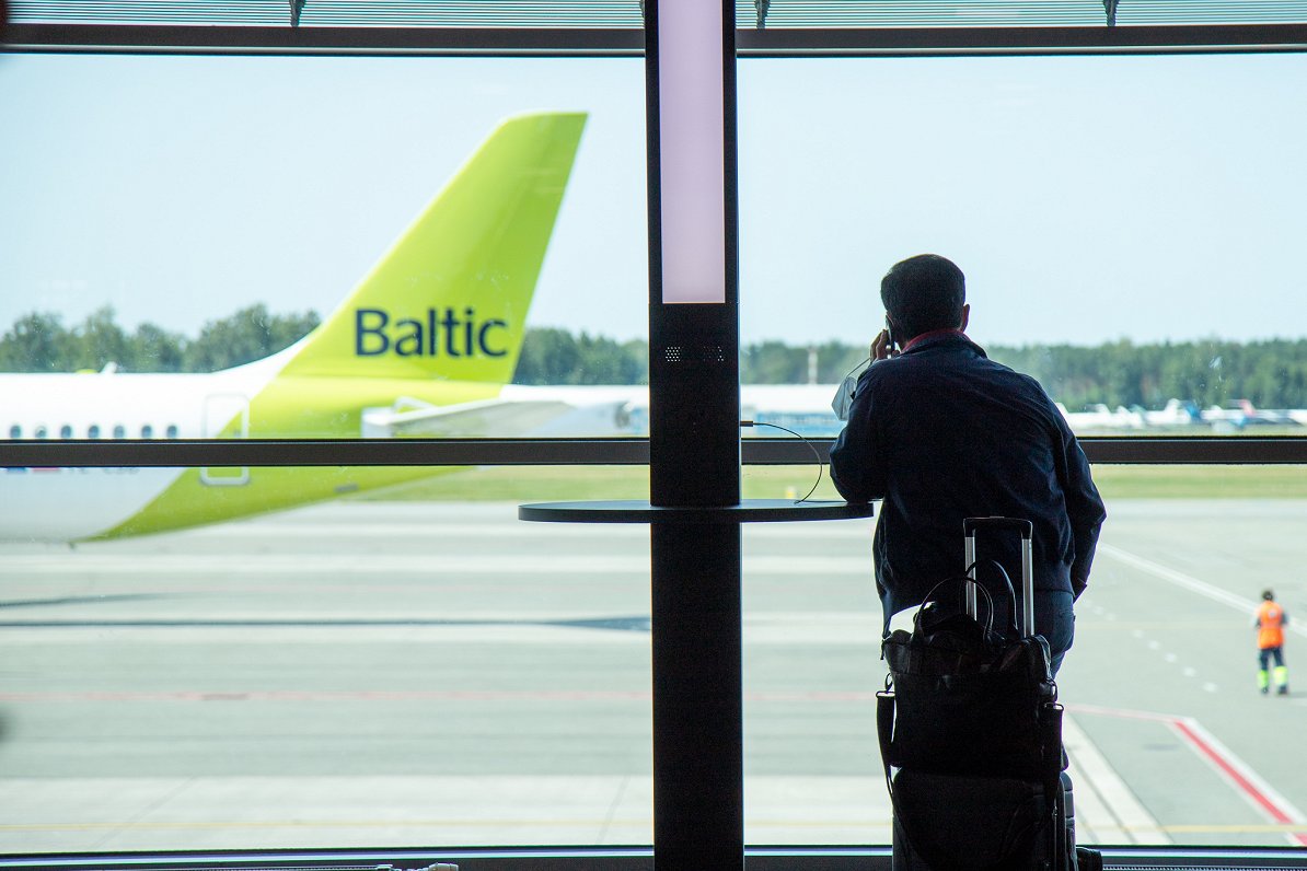 &quot;airBaltic&quot; lidmašīna un pasažieris. Attēls ilustratīvs.