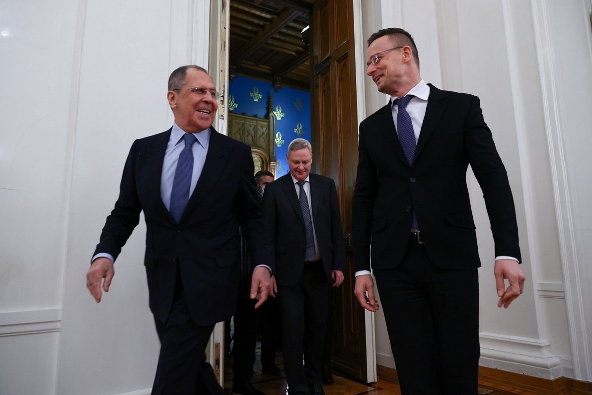 Krievijas ārlietu ministrs Sergejs Lavrovs (no kreisās) tikšanās laikā ar savu Ungārijas kolēģi Pēte...