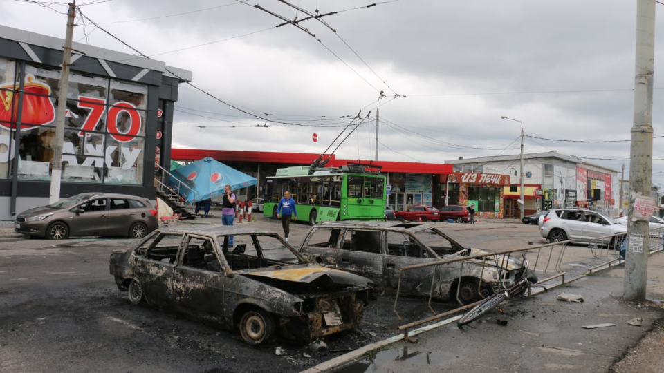Последствия российского обстрела утром 21 июля в густонаселенном районе Харькова, от которого погибл...