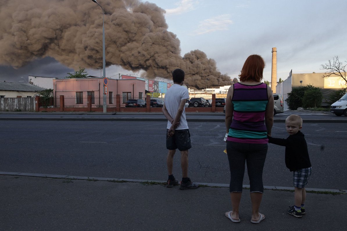 Dūmi pēc raķešu trieciena Odesā 16. jūlijā. Attēls ilustratīvs,
