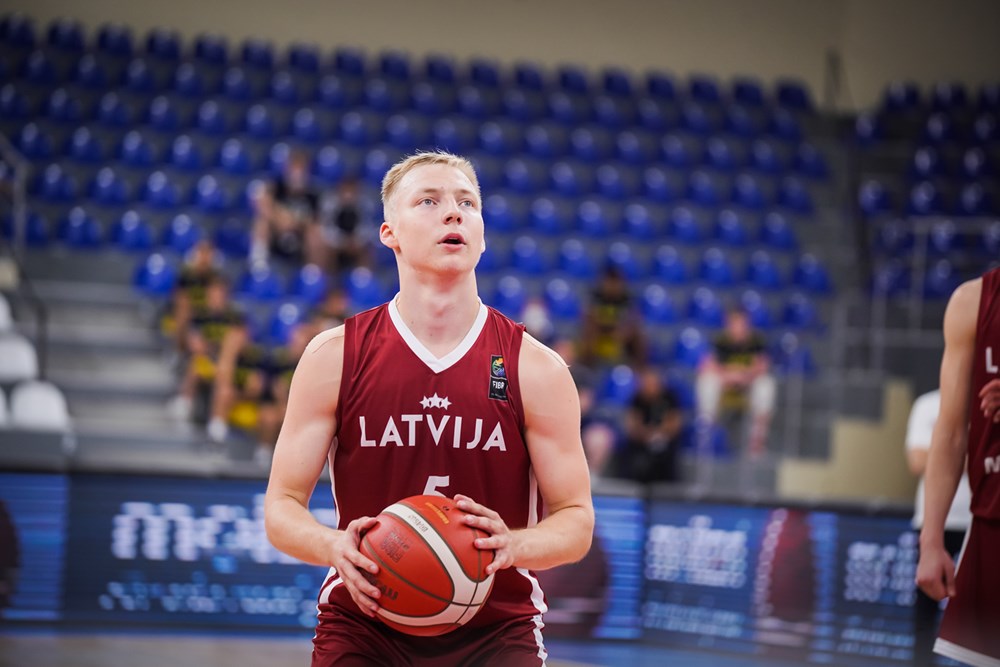 Latvijas U-20 izlases basketbolists Toms Skuja