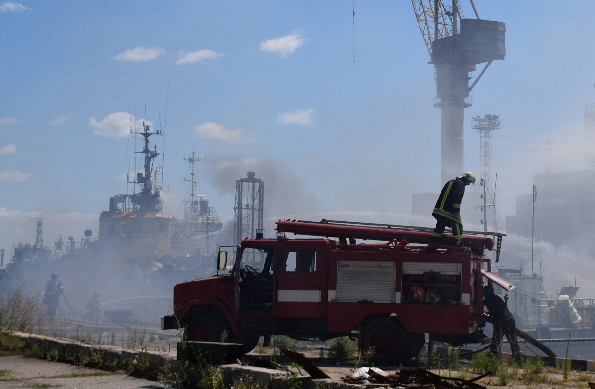 Тушение пожара в Одесском порту после взрывов. 23 июля 2022
