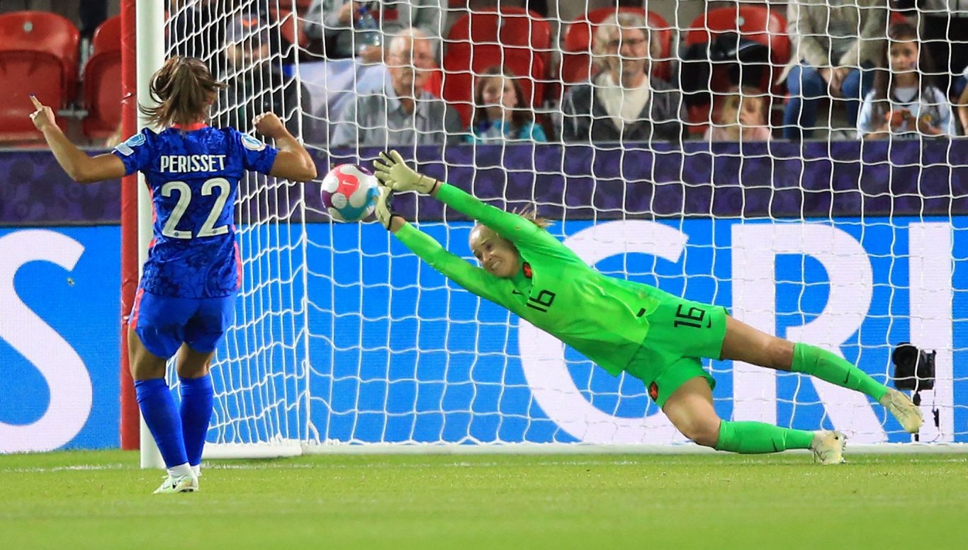 Francijas futboliste Īva Perizē gūst uzvaras vārtus spēlē pret Nīderlandi