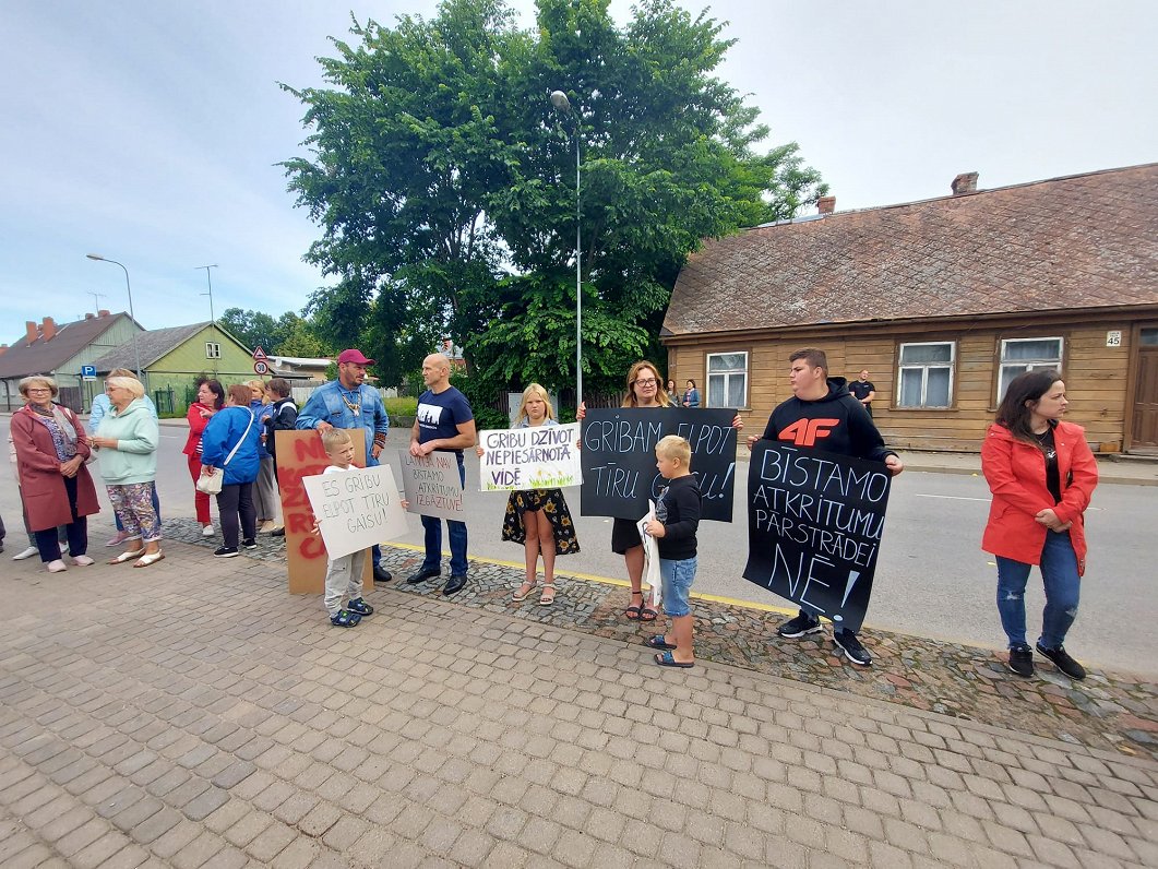 Iedzīvotāji Grobiņā protestē pret ieceri par katalizatoru pārstrādes rūpnīcas būvniecību.