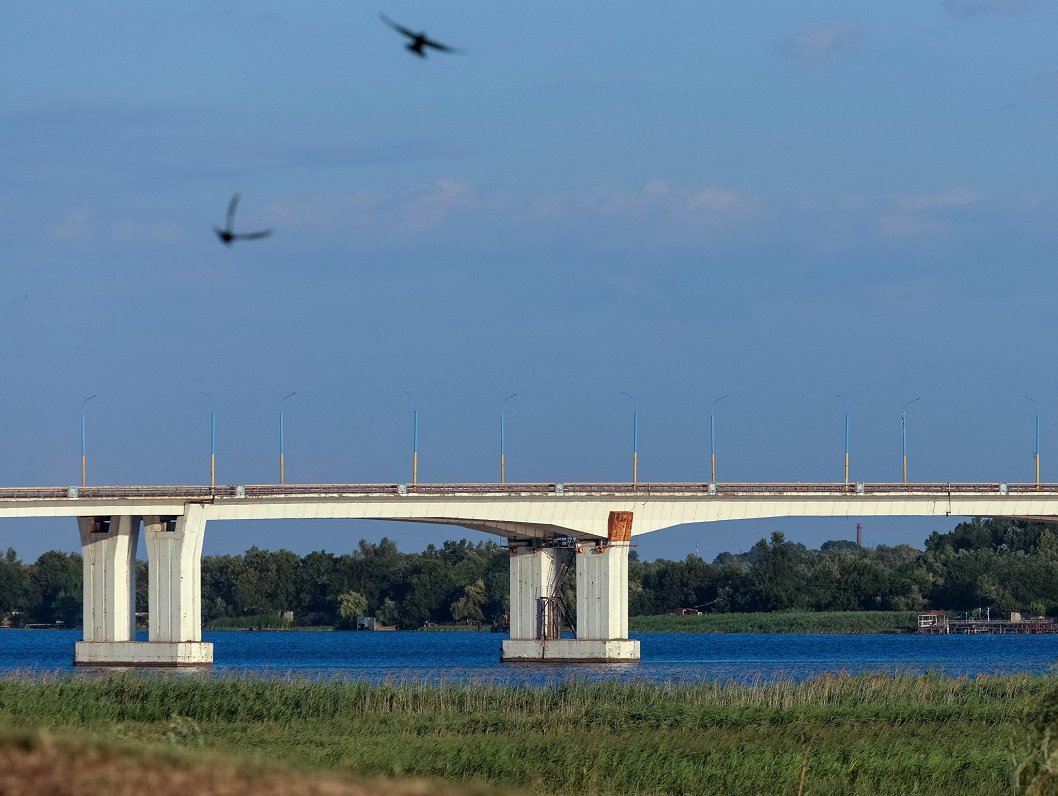 Вид на Антоновский мост через реку Днепр в контролируемой Россией Херсонской области.