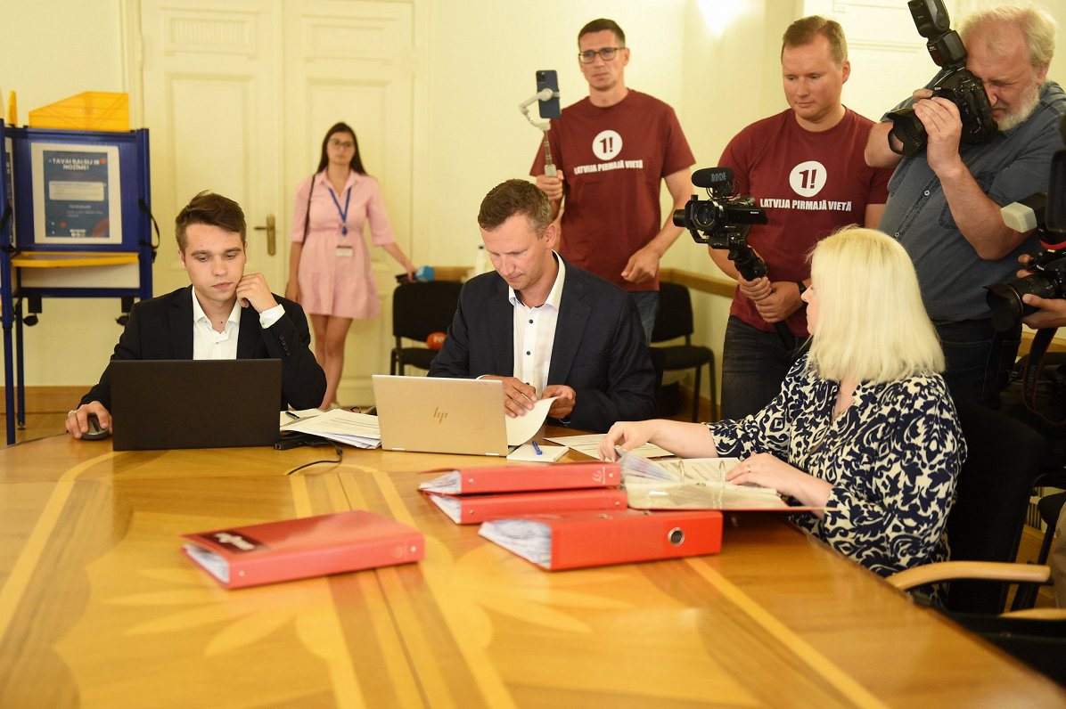 &quot;Latvija pirmajā vietā&quot; iesniedz kandidātu sarakstu un priekšvēlēšanu programmu