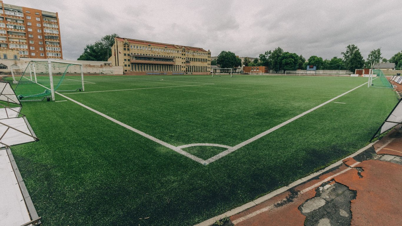 Футбольное поле стадиона «Строитель» в Даугавпилсе. Июль 2022-го