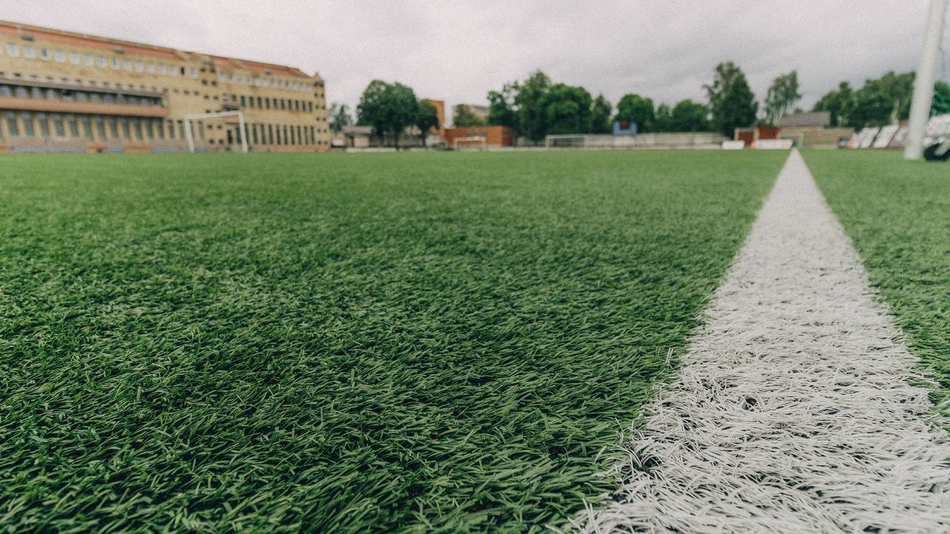 Футбольное поле стадиона «Строитель» в Даугавпилсе. Июль 2022-го