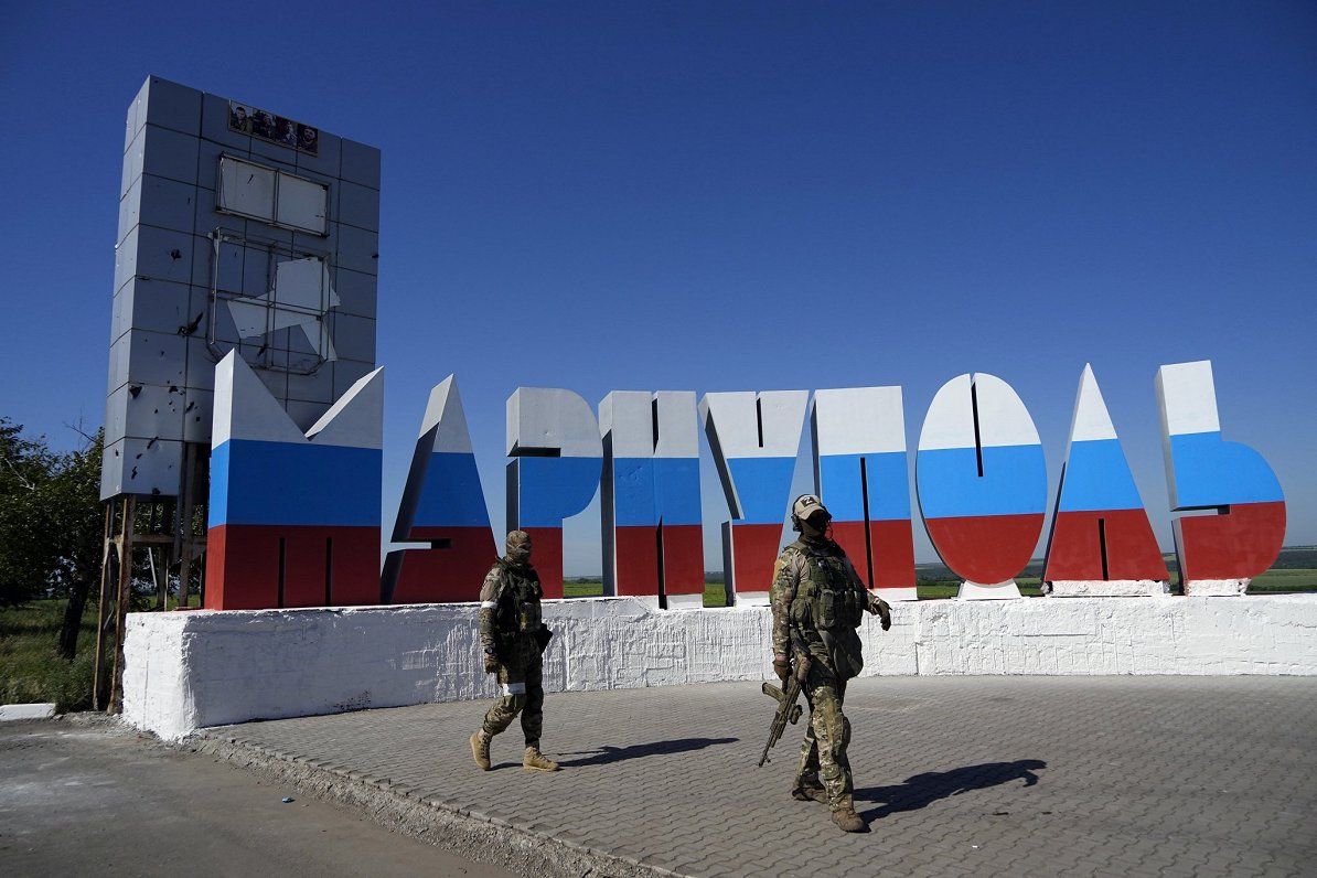 Оккупанты перекрасили буквы на уличном объекте Мариуполя в цвета флага РФ.