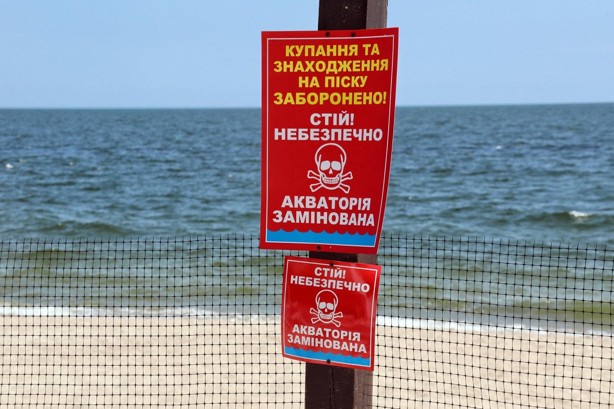 Odesas pludmalē izvietots brīdinājums par mīnām