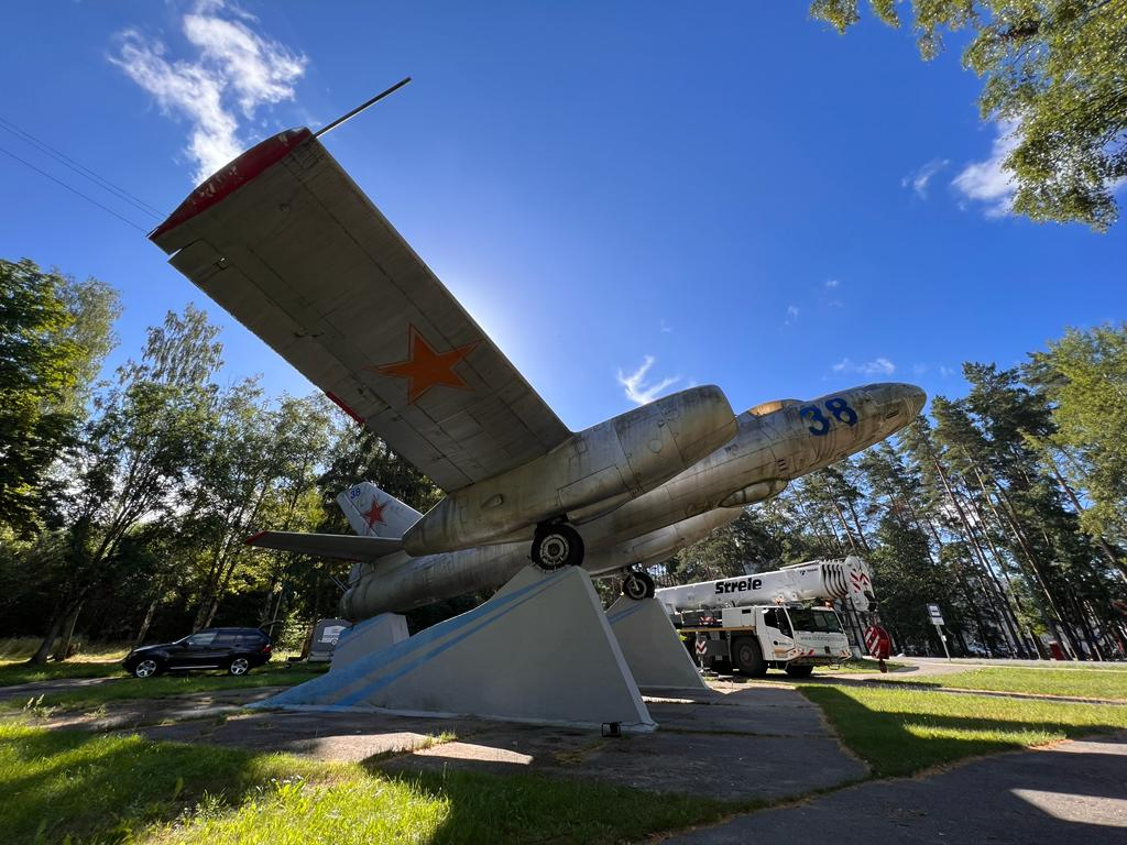 Skultes padomju lidmašīnu «IL-28» pārvieto uz Aviācijas tehnikas muzeju