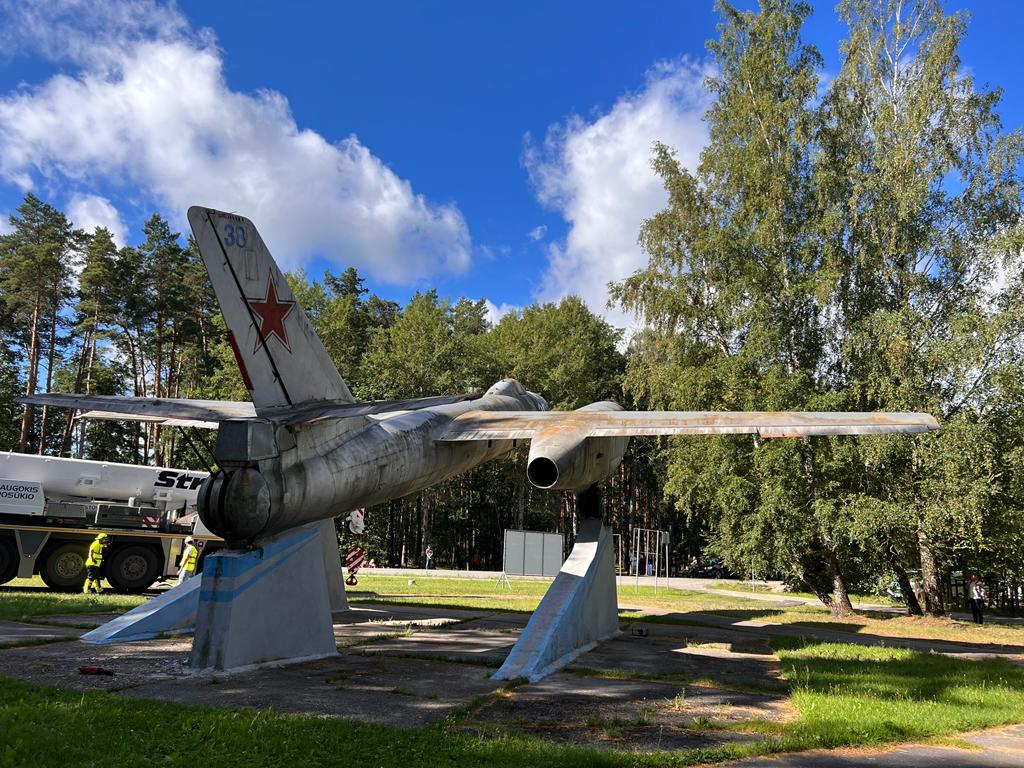 Skultes padomju lidmašīnu «IL-28» pārvieto uz Aviācijas tehnikas muzeju