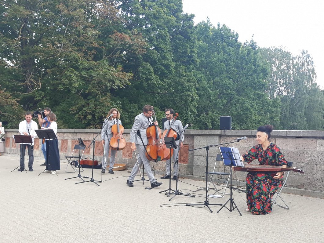 Melo M un ukraiņu mūziķi muzicē pie Brīvības pieminekļa