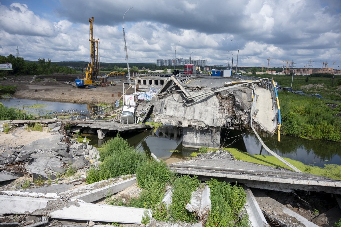 Ukrainas spēku iznīcinātais tilts Irpiņā okupantu apturēšanai. 2022. gada 25. jūlijā