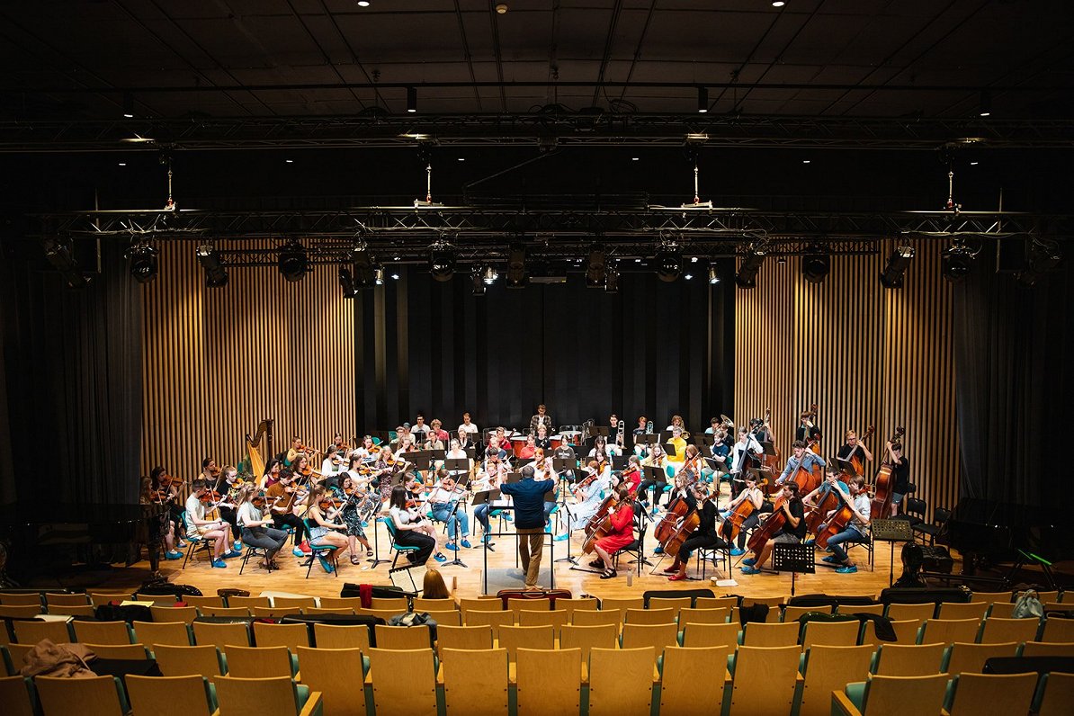 Rīgas, Rostokas un Grācas jauniešu simfoniskā orķestra mēģinājums Dārziņskolā