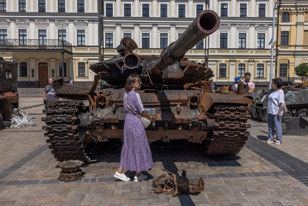Трофейный танк на площади. Киев, 28.07.2022