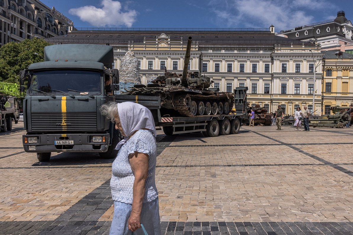 Трофейный танк на площади. Киев, 28.207.2022