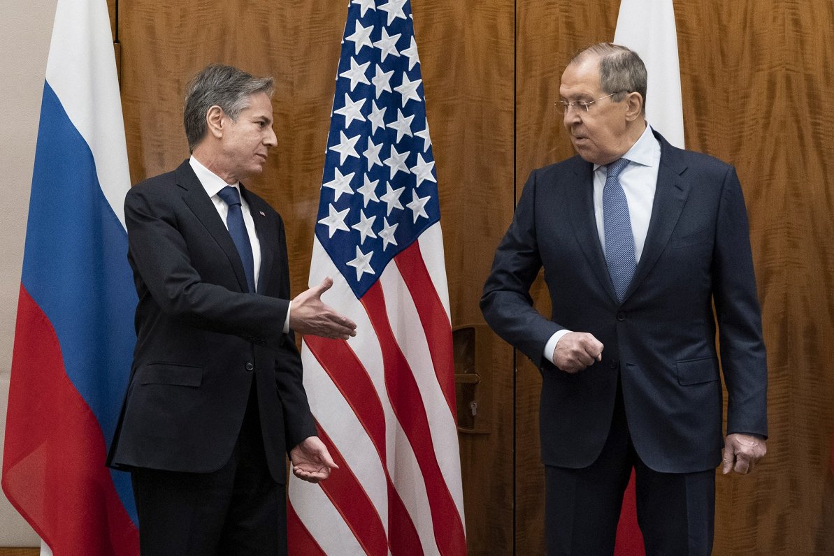 ASV valsts sekretārs Entonijs Blinkens (no kreisās) un Krievijas ārlietu ministrs Sergejs Lavrovs, 2...