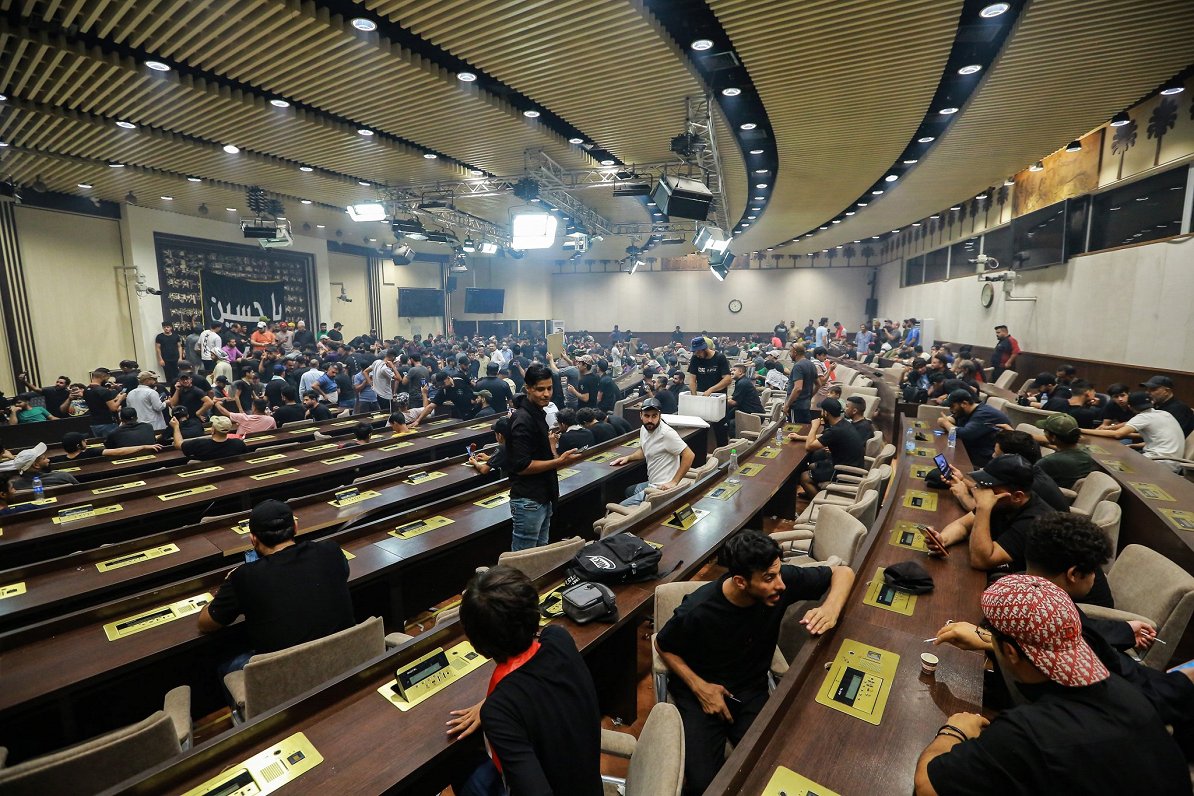 Iraqi protesters refuse to leave the parliament building / Article