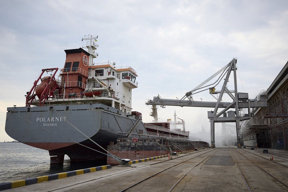 Ar Turcijas karogu strādājošais kuģis, kurā iekrauti Ukrainas eksporta graudi.