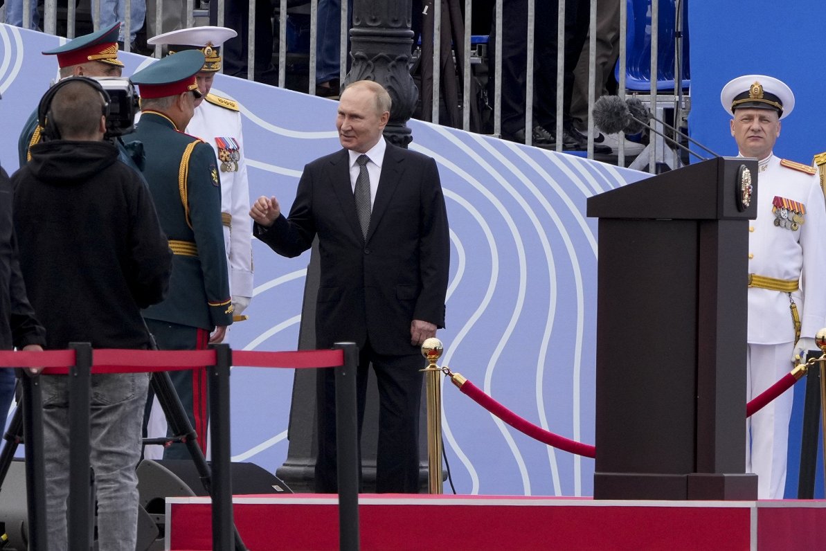 Krievijas prezidents Vladimirs Putins svētdien Jūras flotes parādē Sanktpēterburgā
