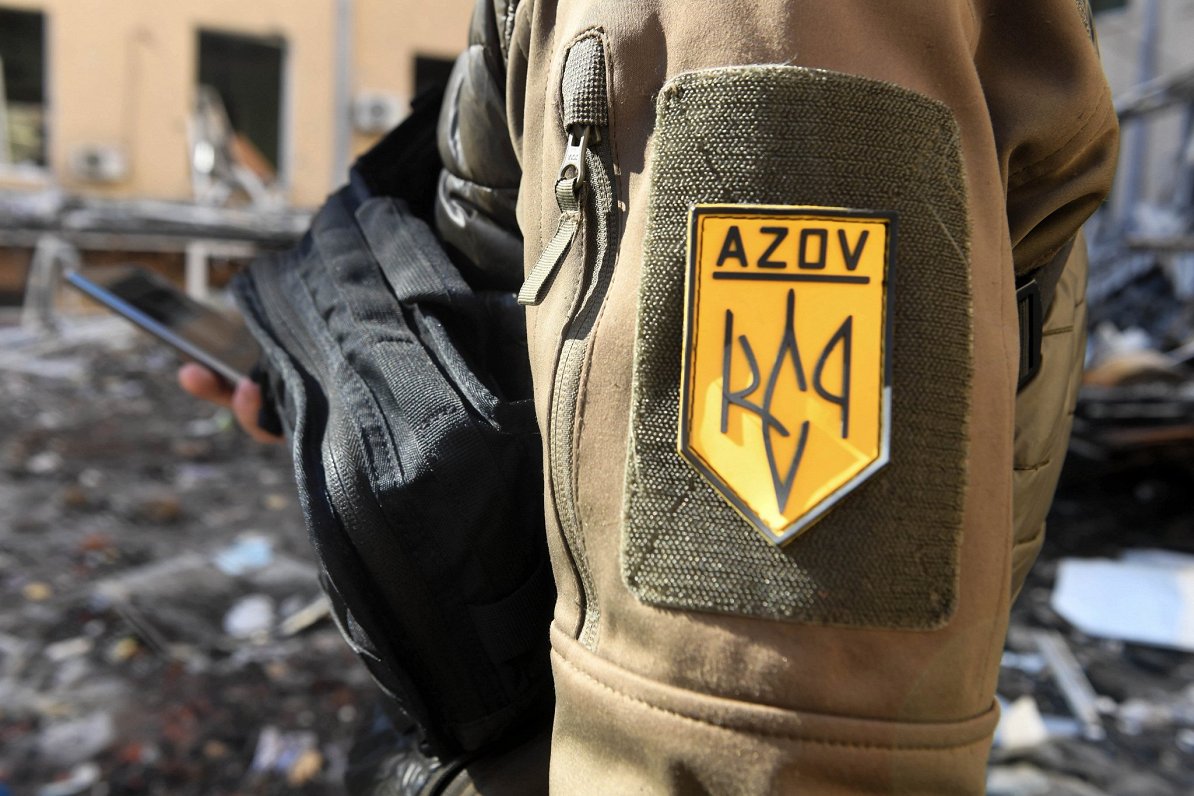 Ukrainas pulka &quot;Azov&quot; karavīra piederības zīme.