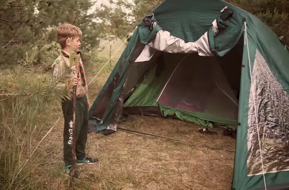 Valdis pie savas telts, kuru dala ar vēl dažiem nometnes biedriem.