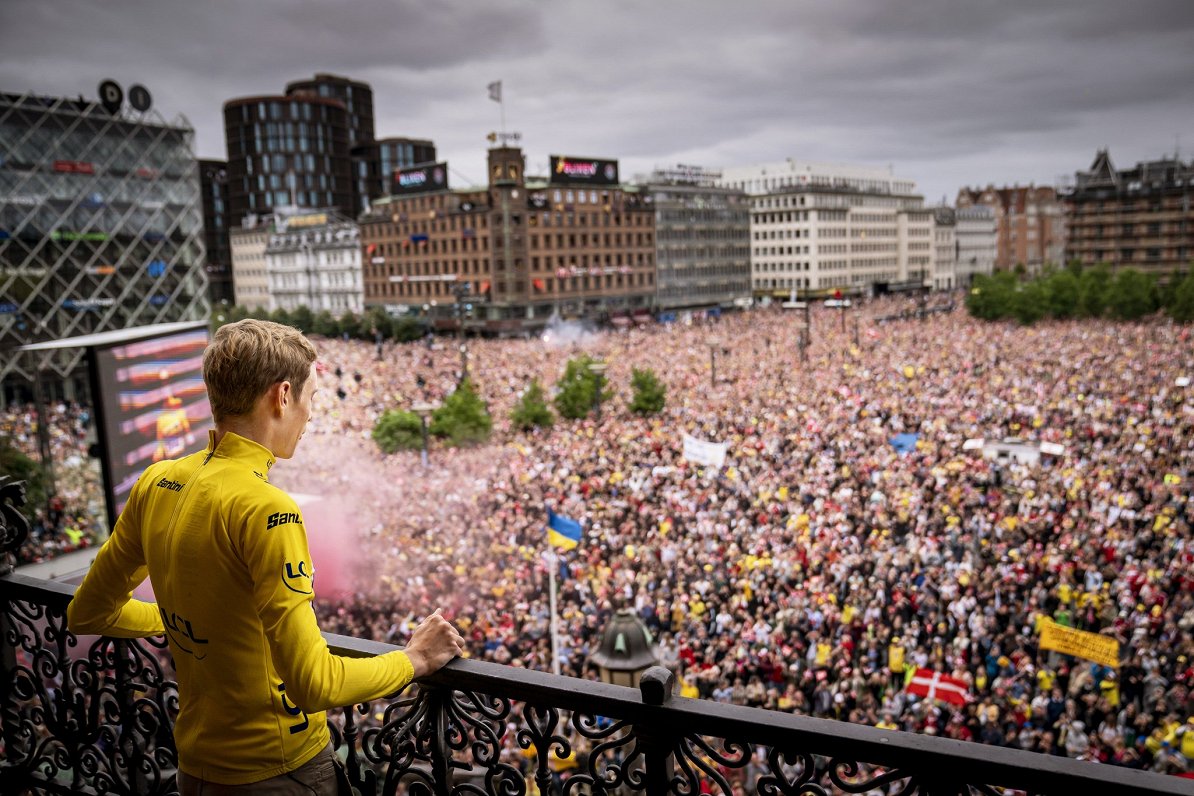 Jonass Vingegords uzlūko desmitiem tūkstošus sveicēju pie Kopenhāgenas pilsētas domes
