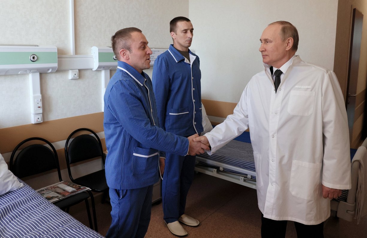 Krievijas prezidents Vladimirs Putins tiekas ar karadarbībā Ukrainā ievainotajiem karavīriem