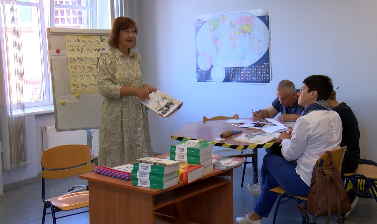 Украинские беженцы изучают латышский язык.