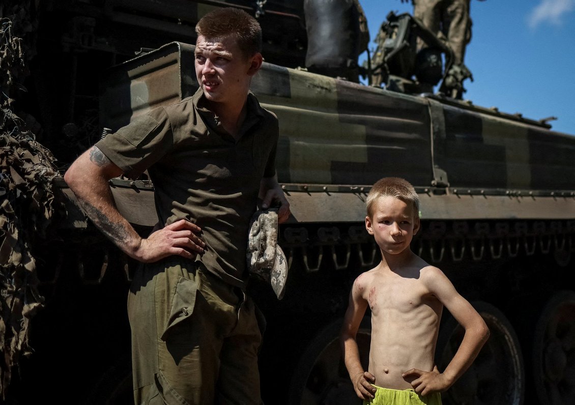 Мужчины в прифронтовой полосе. Украина, Донбасс, 17.07.2022