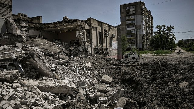 Intensīvā karadarbībā Ukrainas austrumos Krievijas spēki apšauda arī civiliedzīvotājus