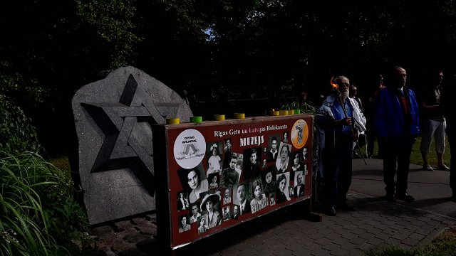 Holokausta upuru piemiņas gājiena dalībnieki: Nedrīkstam to aizmirst