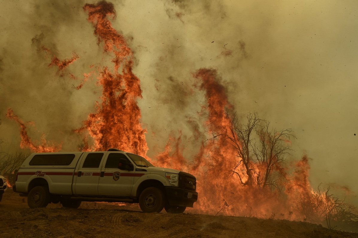 Kalifornijā ugunsdzēsēji cīnās ar mežu ugunsgrēkiem