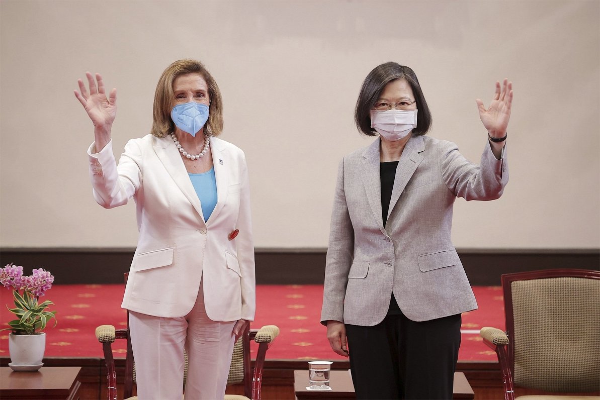 ASV Pārstāvju palātas spīkere Nensija Pelosi (no kreisās) un Taivānas prezidente Cai Inveņa