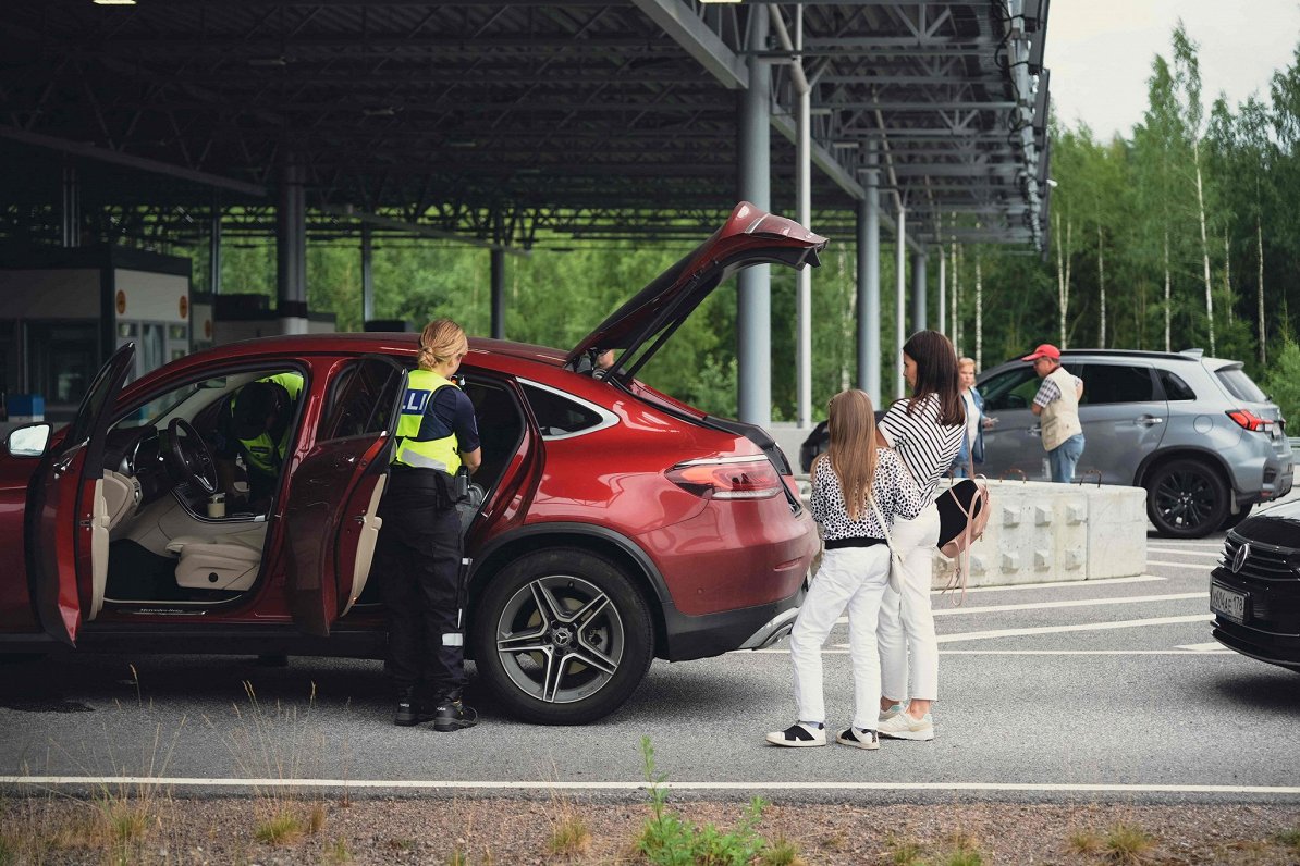 Somijas robežsargi pārbauda krievu tūristus, kas šķērso Krievijas un Somijas robežu