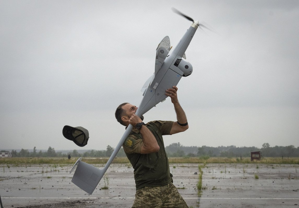 Ukrainas armijas karavīrs ar Polijā ražoto &quot;FlyEye&quot; dronu