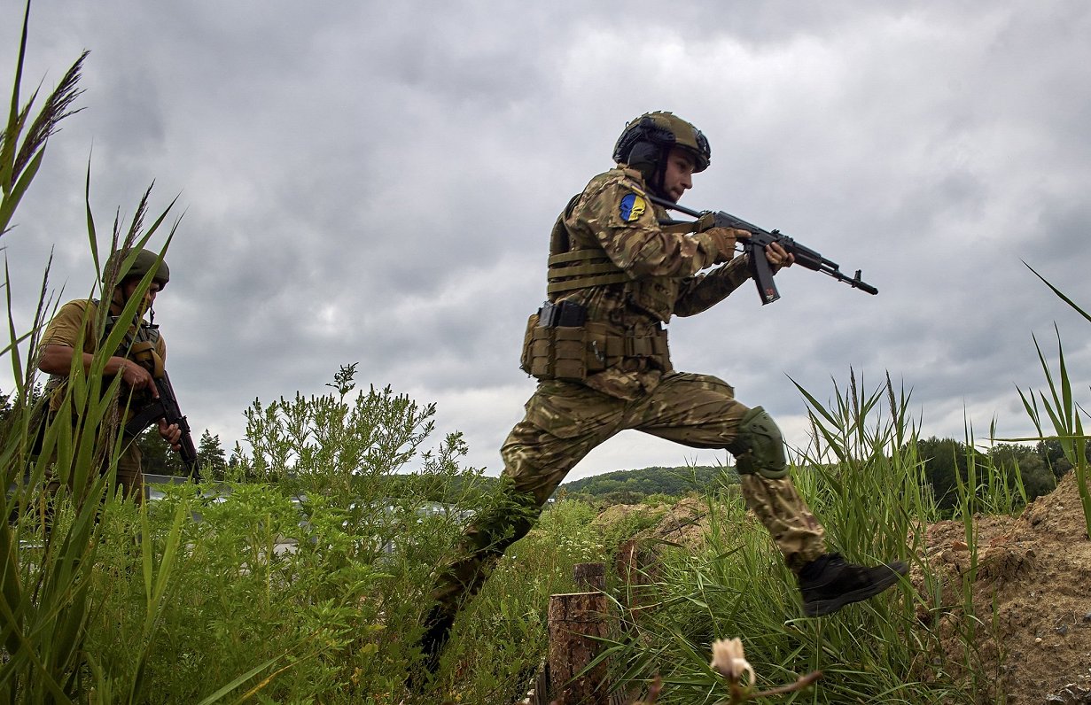 Ukrainas karavīri piedalās mācībās Harkivas apgabalā