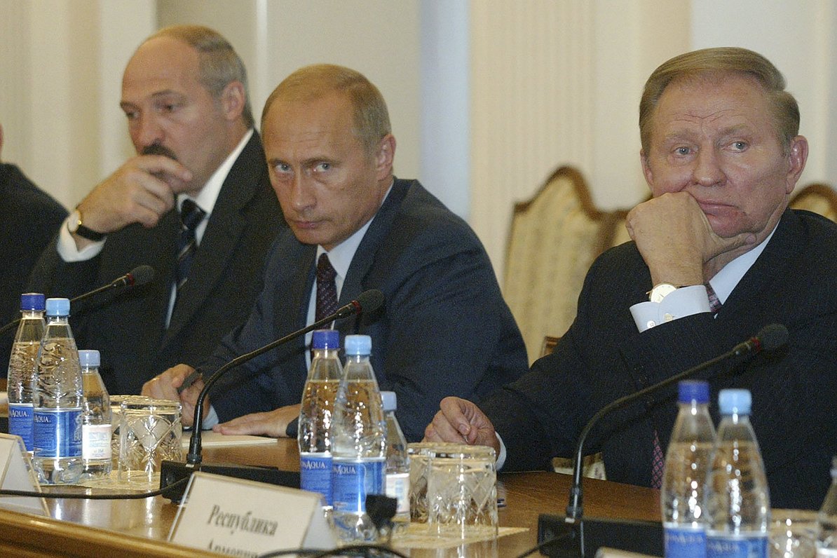 Toreizējais Ukrainas prezidents Leonīds Kučma (no labās) sanāksmes laikā 2003. gadā ar Krievijas pre...