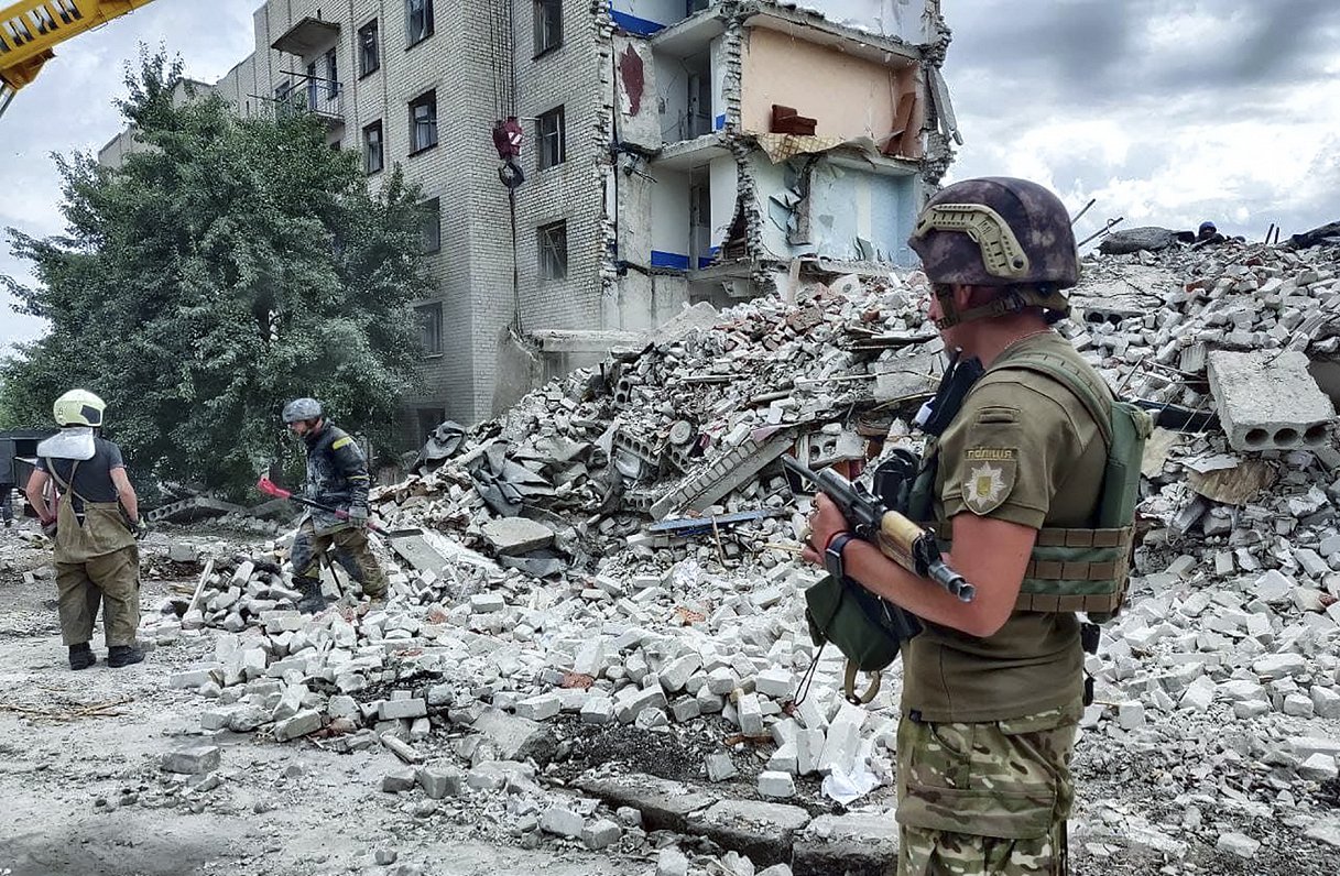 Krievijas uzbrukumā izpostīta daudzdzīvokļu māja Ukrainas pilsētā Časivjarā