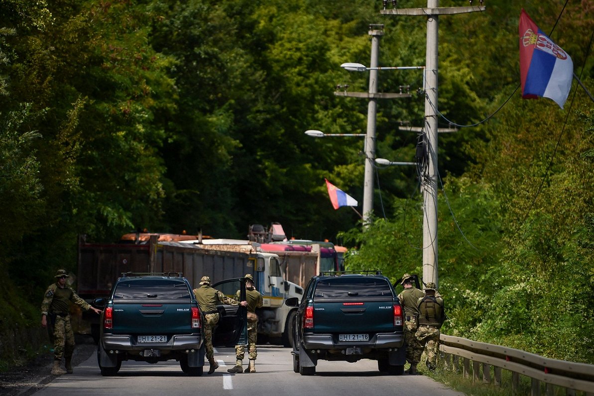NATO karavīri Kosovā pie ceļa blokādes, 31.07.2022.